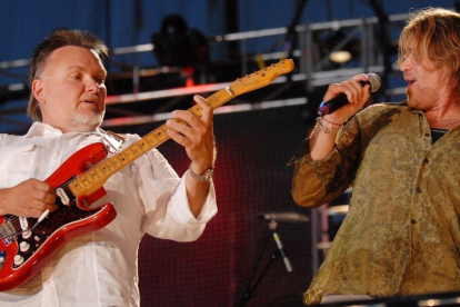 Ed King (a la izquierda), guitarrista de Lynyrd Skynyrd y Strawberry Alarm Clock, murió el 22 de agosto de 2018 en su residencia de Nashville