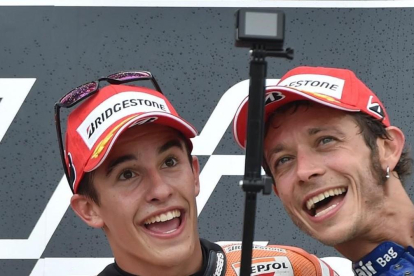 Marc Márquez y Valentino Rossi bromean en el podio de Alemania, en julio del 2015.