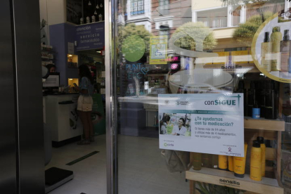 Imagen de una farmacia de León. MARCIANO