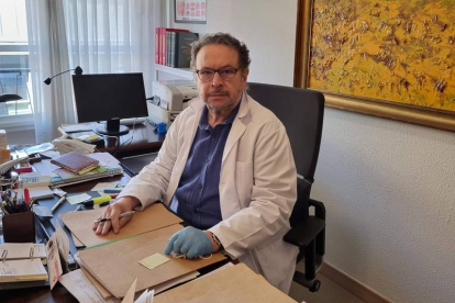 El doctor Pablo García Fernández, especialista en medicina capilar, al frente de la Clínica de Medicina Capilar de León. DL