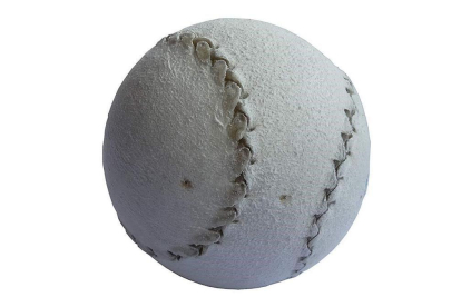 Una pelota vasca: núcleo de madera, hilo de oveja latxa y dos piezas de piel con forma de 8.