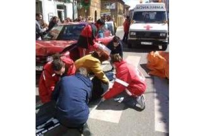 Una ambulancia recoge a un peatón atropellado en una calle de León