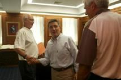 El presidente Josecho Pardo saluda al alcalde Francisco Fernández, en presencia de Pepe Estrada