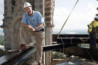 El maestro conservador de la catedral de Washington, Joe Alonso, en el tejado del templo, que sufrió graves daños tras un terremoto en el 2011.