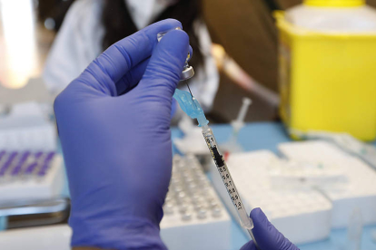 Las autoridades sanitarias animan a ponerse la tercera dosis de la vacuna. MARCIANO PÉREZ
