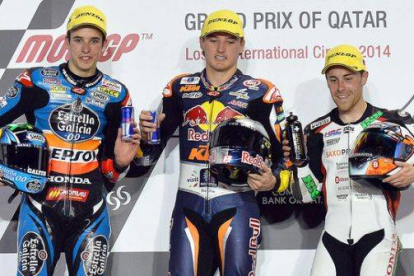 El podio del GP de Catar de Moto3: el ganador, Jack Miller, entre Álex Marquez (izquierda) y Efren Vázquez.