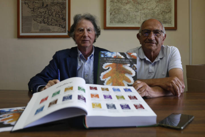José Cortizo y Lorenzo López Trigal con la obra de investigación. FERNANDO OTERO PERANDONES