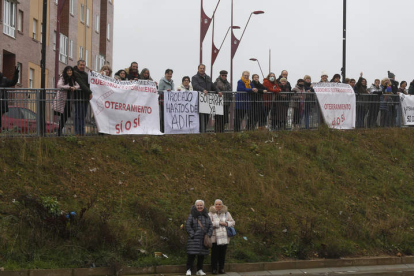 Protesta de la asociación vecinal por el soterramiento del tren en Trobajo. FERNANDO OTERO