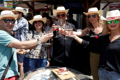 Un grupo de personas disfrutando de la Feria del Vino de la DO León en una edición pasada. MARCIANO