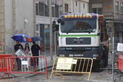 Obras en la calle Real, dentro de la futura Zona de Bajas Emisiones de Ponferrada. L. DE LA MATA