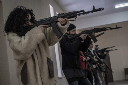 Imagen de civiles de Odessa en un entrenamiento militar para hacer frente a las tropas rusas. MARÍA SENOVILLA