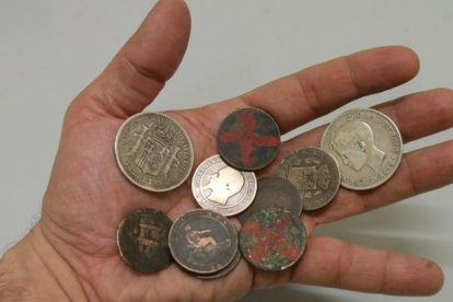 Monedas de bronce y plata del siglo XIX utilizadas en el tradicional juego de las 'chapas'. DL