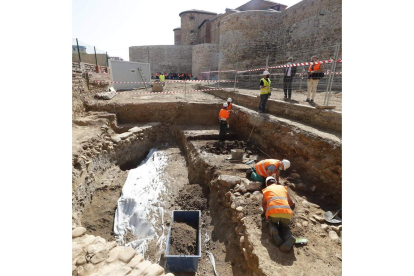 Excavaciones en el Castrum Iudeorum de Puente Castro y en la muralla en el tramo de Era del Moro. MARCIANO PÉREZ / RAMIRO