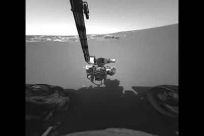 El «Opportunity» tomó las primeras fotografías microscópicas del suelo marciano. En la imagen puede apreciarse como el robot extiende su brazo mecánico.