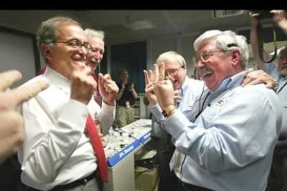 Los ingenieros del Laboratorio de Propulsión a Chorro de la NASA, en Pasadena, celebraron el acontecimiento con aplausos.