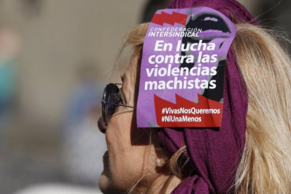 Una mujer con un cartel durante una marcha contra la violencia machista.