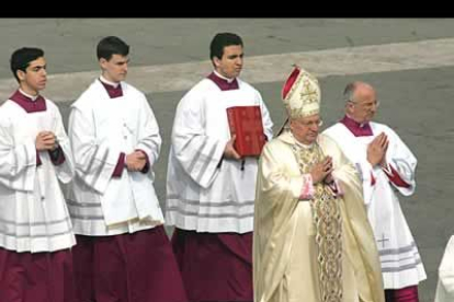El cardenal Angelo Sodano, secretario de Estado del Vaticano, fue el encargado del oficiar la primera ceremonia por el alma de Karol Wojtyla.