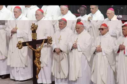 Cardenales alineados tras una gran cruz en la Plaza de San Pedro de Vaticano.