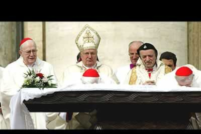El cardenal Sodano ha llamado al fallecido Obispo de Roma «Juan Pablo II El Grande».
