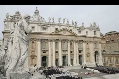 Vista general de la plaza principal del Vaticano durante la homilía.