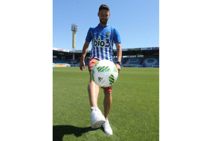 Héctor Figueroa, con el balón de la Liga sobre el césped de El Toralín. L. DE LA MATA