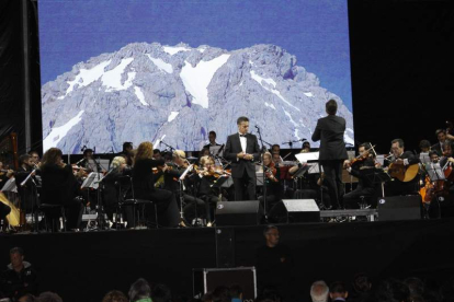 Un concierto de la Orquesta Ibérica celebrado en Riaño junto a Santiago Auserón. CAMPOS
