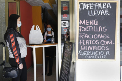 Cafeterías y restaurantes venden comida para llevar, durante la fase 0 de la desescalada del estado de alarma por el coronavirus. F. Otero Perandones.