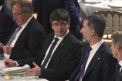 Puigdemont y Felipe VI dialogan durante la cena de bienvenida al MWC que se ofreció anoche en el Palau de la Música.