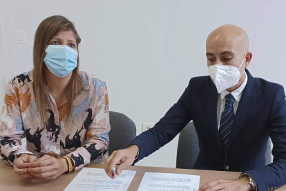 Paula Conde y Rubén Molina firman el convenio. ACACIO