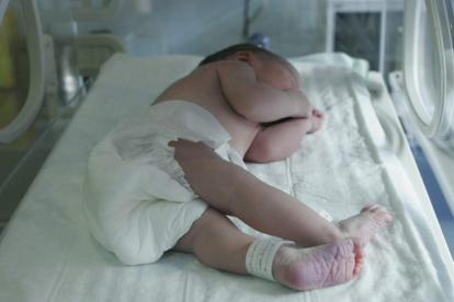 Fotografía de archivo de un bebé en una incubadora en un hospital. EFE