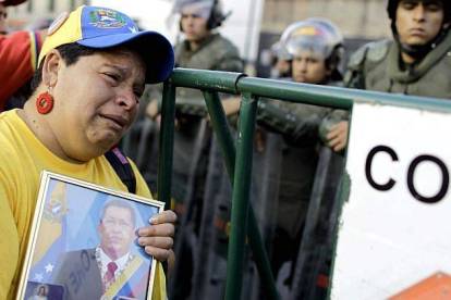 Una seguidora de Chávez llora su muerte, en Caracas.