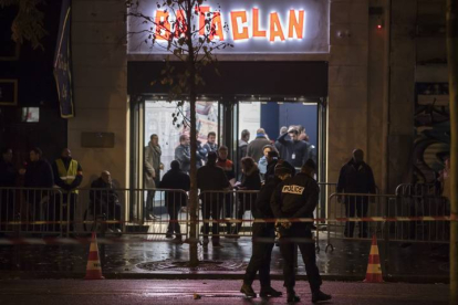 La Policía de París, en la noche del atentado, el 12 de noviembre de 2016. IAN LANGSDON