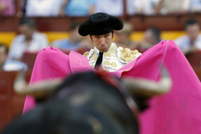 El diestro Francisco Rivera Ordóñez brinda su segundo toro a su hija Cayetana en la corrida de toros de la Feria del Pilar de Zaragoza tras la que confirmó su retirada.