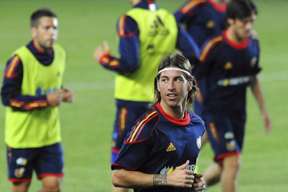 Sergio Ramos, con Jordi Alba y Silva al fondo, durante el entrenamiento de la selección en Praga.