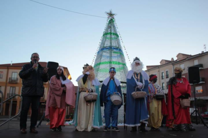 Los Reyes, acompañados de sus pajes, en la plaza de Veguellina de Órbigo.