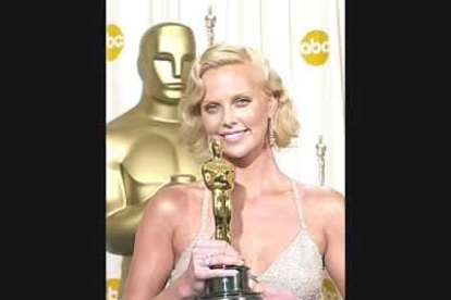 La sudafricana Charlize Theron hizo buenos los pronósticos al lograr el Oscar a la mejor actriz por su encarnación de una personaje salido de la realidad, una asesina condenada a muerte, en «Monster».