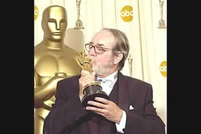 Russell Boyd besa una de las estatuillas conseguidas por «Master and Commander: Al otro lado del mundo» qie logró dos Oscar técnicos: mejor fotografía y mejor montaje sonoro.