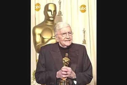 El veterano realizador Blake Edwards, de 81 años, recibió de forma a la vez cómica y emocionada el Oscar honorífico que premia a su larga y prolífica carrera.