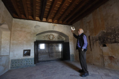 En las fotos de arriba, escalinata, artesonado, el recuperado oratorio, y Francisco Espinosa en dos estancias. JESÚS F. SALVADORES