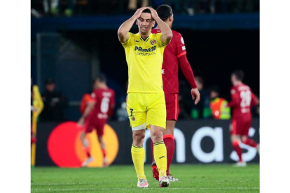 Gerard Moreno se echa las manos a la cabeza tras el segundo gol del Liverpool que echaba por tierra las opciones del Villarreal. BIEL ALIÑO
