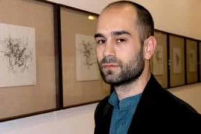 El artista gallego Jaime Refoyo, durante la apertura al público de su exposición