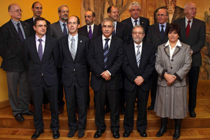 Foto de familia de los quince rectores reunidos en León en la jornada de ayer.