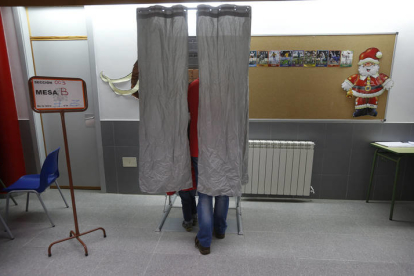 Imagen de una mesa electoral en los ýltimos comicios. MARCIANO PÉREZ