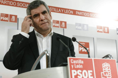 Un momento de la comparecencia ayer ante los medios del secretario autonómico del PSOE.