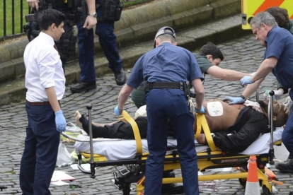 El presunto autor del ataque en Londres mientras es trasladado a una ambulancia.
