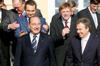Zapatero coloca sus manos sobre los hombros de Chirac en la foto oficial de la cumbre británica