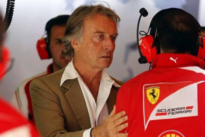 El presidente de Ferrari, Luca di Montezemolo, saluda a los mecánicos de su equipo durante la primera sesión de entrenamientos libres del Gran Premio de España de Fórmula 1.