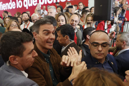 Pedro Sánchez saluda a los asistentes en la clausura de la Conferencia Municipal del PSOE, ayer en Valencia. KAI FORSTERLING