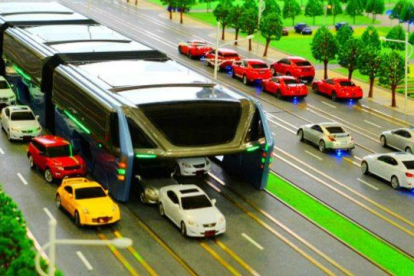 El nuevo autobús se elevará por encima de los coches y podrá evitar los atascos