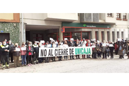 Protesta por el cierre de oficinas de Unicaja en una localidad de la provincia. CASTRO